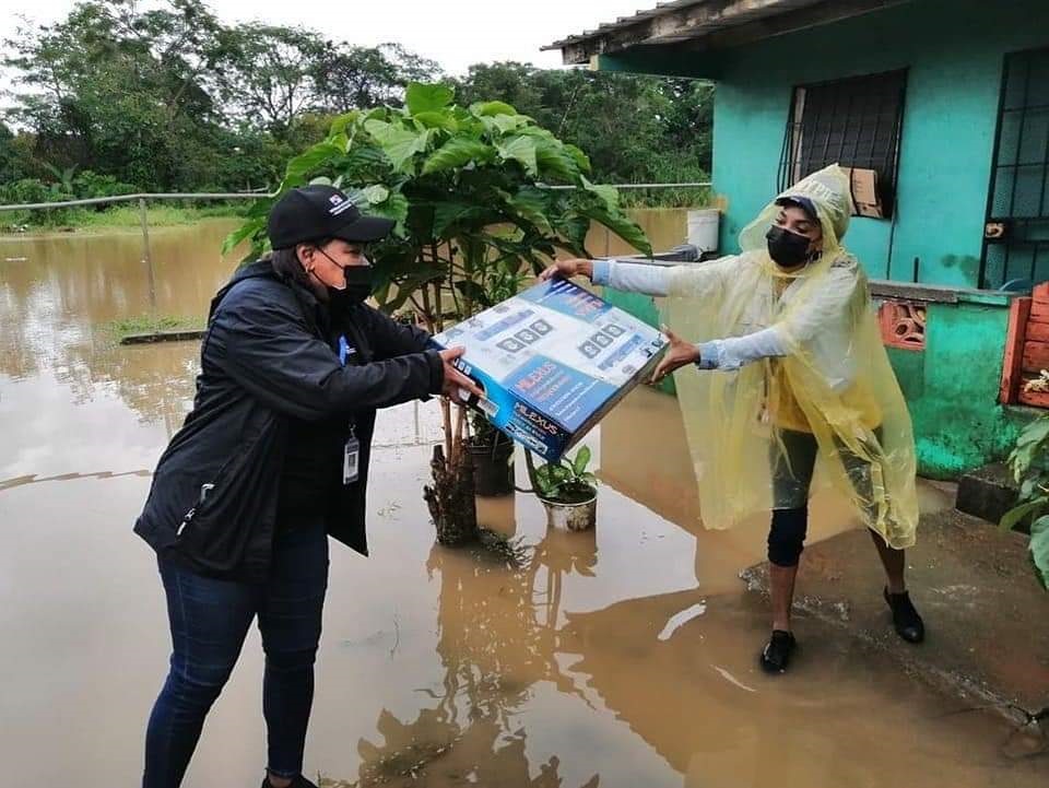 La ayuda humanitaria consistió en colchones, alimentos y kits de limpieza. Foto: Diomedes Sánchez 