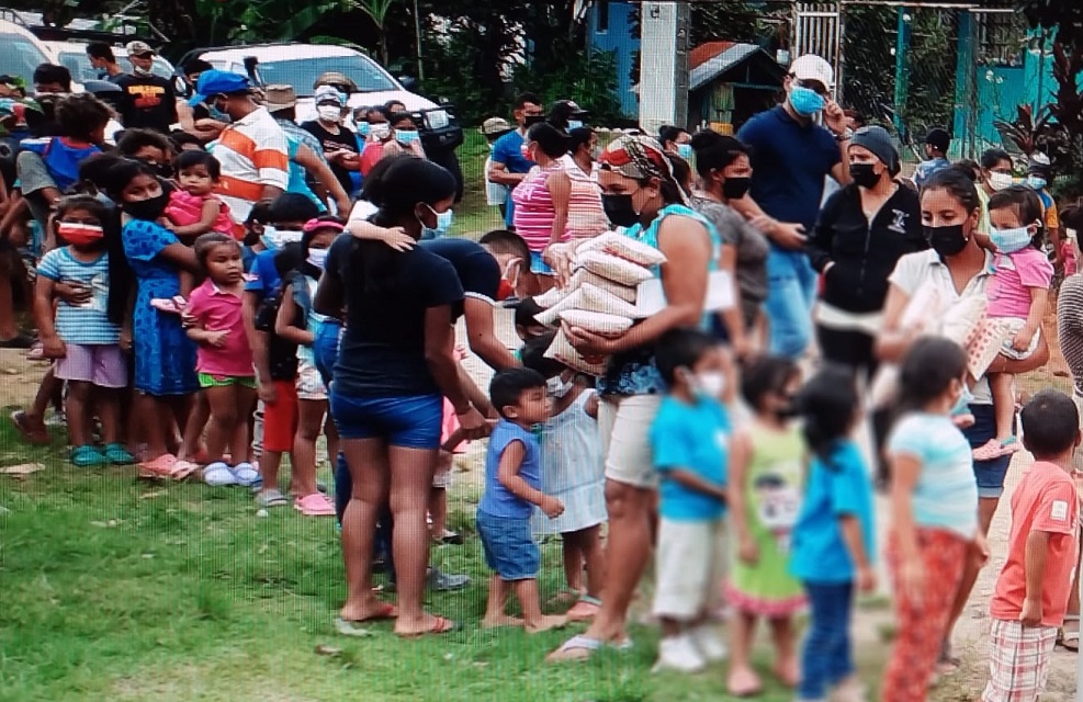 Se entregaron bolsas con alimentos, mochilas escolares y colchones, entre otros enseres. Foto: Melquiades Vásquez