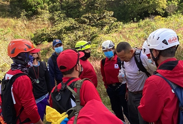 Las dos personas rescatadas fueron  evaluadas por paramédicos del Benemérito Cuerpo de Bomberos de Panamá. Foto: Cortesía @BCBRP