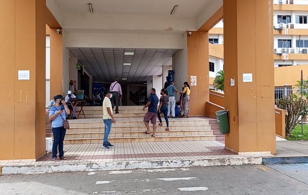 La versión dada por los médicos de este hospital es que debido a las altas temperaturas existentes en los quirófanos hacen imposible su uso, ya que existe el riesgo de infecciones. Foto: eric Montenegro