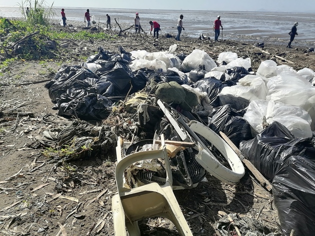 Restos de línea blanca, muebles, hierro y otros elementos fueron encontrados a orilla de la playa.