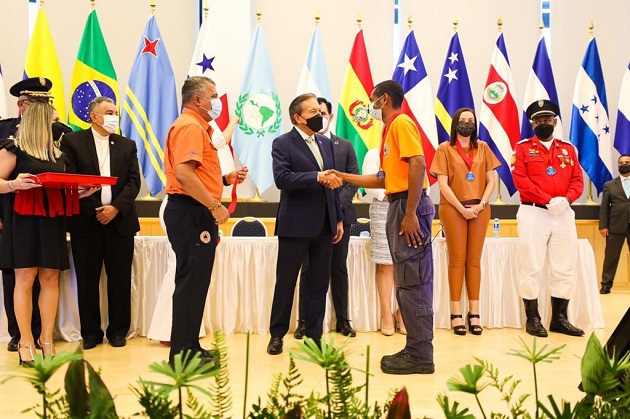 El presidente Laurentino Cortizo entregó hoy reconocimientos en conmemoración al Día Internacional de los Voluntarios, que se celebró el 5 de diciembre. Foto: Cortesía Presidencia