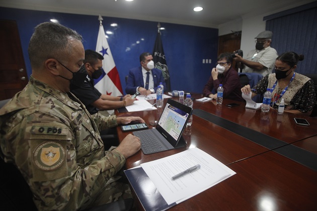 El ministro Juan Manuel Pino, y el director de la Policía Nacional, John Omar Dornheim Castillo, hablan con la prensa extranjera sobre un reciente operativo contra el narcotráfico en Panamá. Foto: EFE