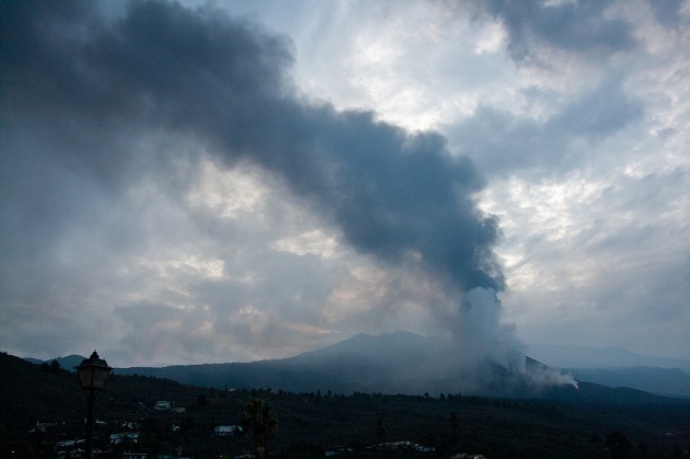 Vista del volcán de Cumbre Vieja este martes desde el mirador de Tajuya. Foto: EFE