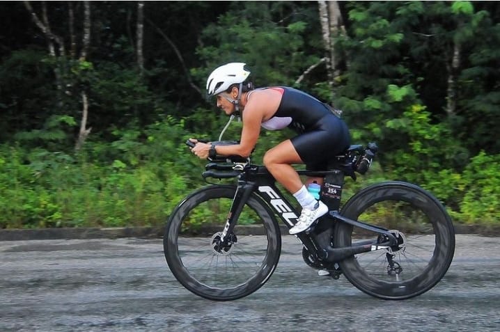 Flor Fraga en su competencia de ciclismo en una triatlón. Foto:Cortesía