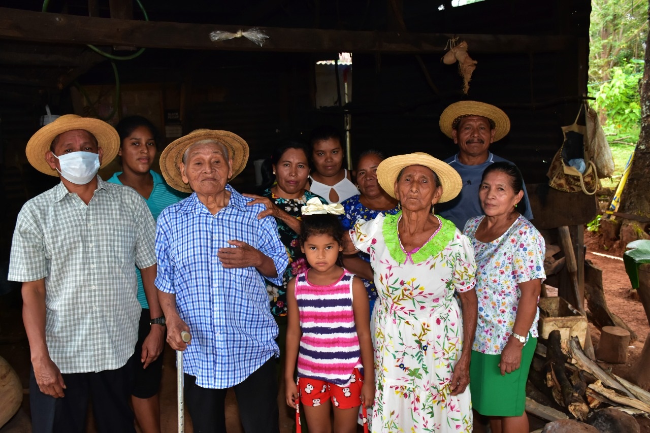 Felipa es la matriarca de su familia compuesta por 16 nietos, 11 bisnietos y un tataranieto. Foto: Cortesía Mides