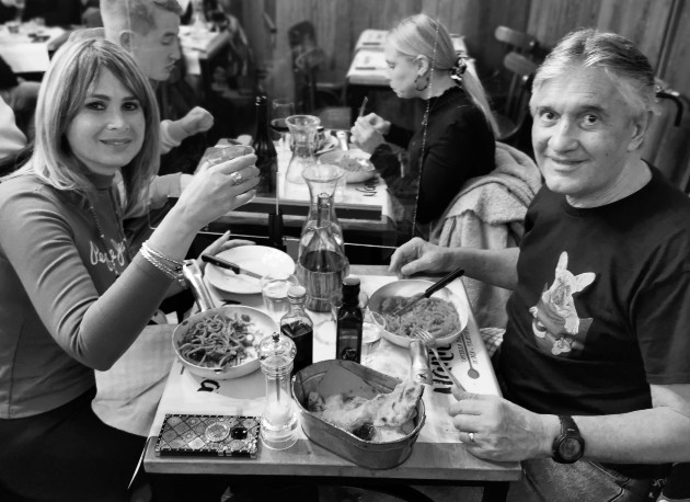 Ahora saboreamos la libertad del momento con mayor ahínco porque de ello trata lo que los franceses denominan el gusto de vivir. Degustando platillos en el restaurante Nannarella, en Roma. Foto: Cortesía del autor.