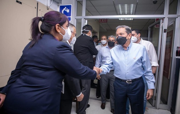 Laurentino Cortizo durante su recorrido de este jueves, en compañía de otros altos funcioanarios. Foto: Cortesía Nito Cortizo