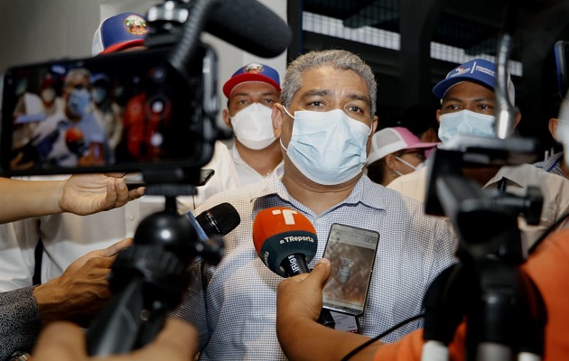 El ministro Luis Sucre solicitó a la población acudir a vacunarse. Foto: Cortesía Minsa