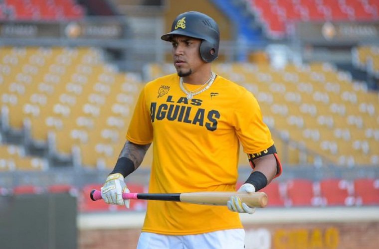 El panameño Johan Camargo, juega la primera base con las Águilas. Foto: @aguilacibaenas