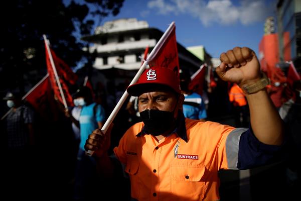 Gremios sindicales panameños marcharon hacia la Presidencia de Panamá para exigir un aumento del salario mínimo. EFE