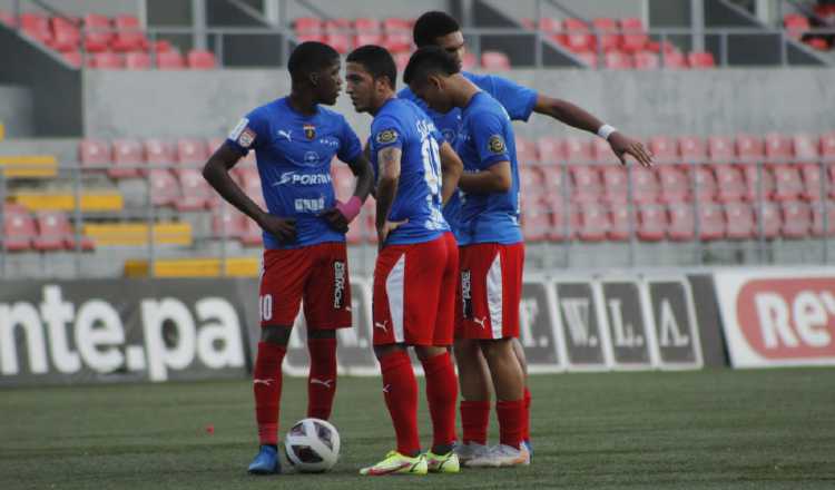 Ángel Orelien (cent.) frente al balón, atacante placino. Cortesía/LPF