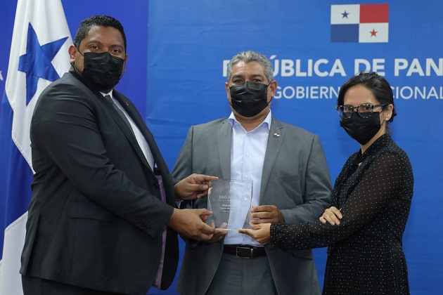 El premio fue recibido por el ministro de Salud, Luis Francisco Sucre (centro), y el administrador de la AIG, Luis Oliva. Foto: Cortesía Minsa