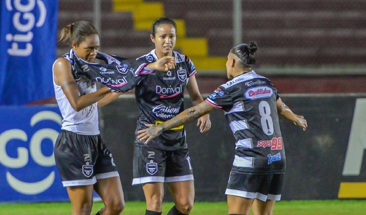 La atacante taurina, María Córdoba (izq.), festeja uno de sus goles en la final ante Plaza Amador. Foto:LFF