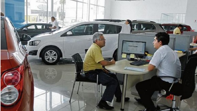 En la actualidad a los panameños les cuesta adquirir un carro nuevo y hasta de segunda por la cantidad de requisitos que deben cumplir aunado a la situación económica. Archivo