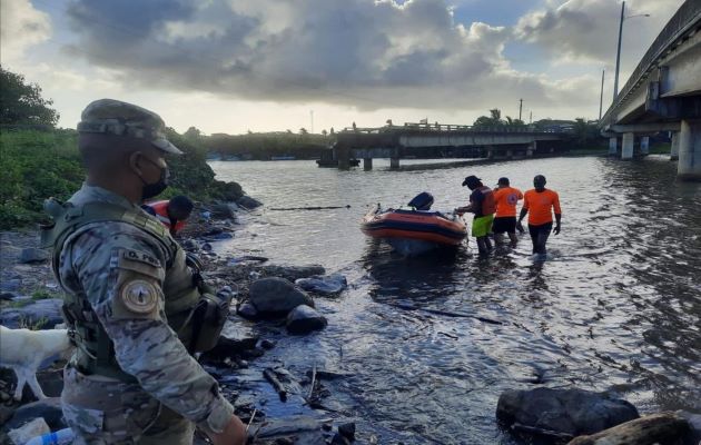 Los rescatistas llevaron el cuerpo del ahogado a la orilla de la comunidad de río Indio, para que los funcionarios de la personería del sector, hicieran el levantamiento del cadáver. Foto. Diomedes Sánchez