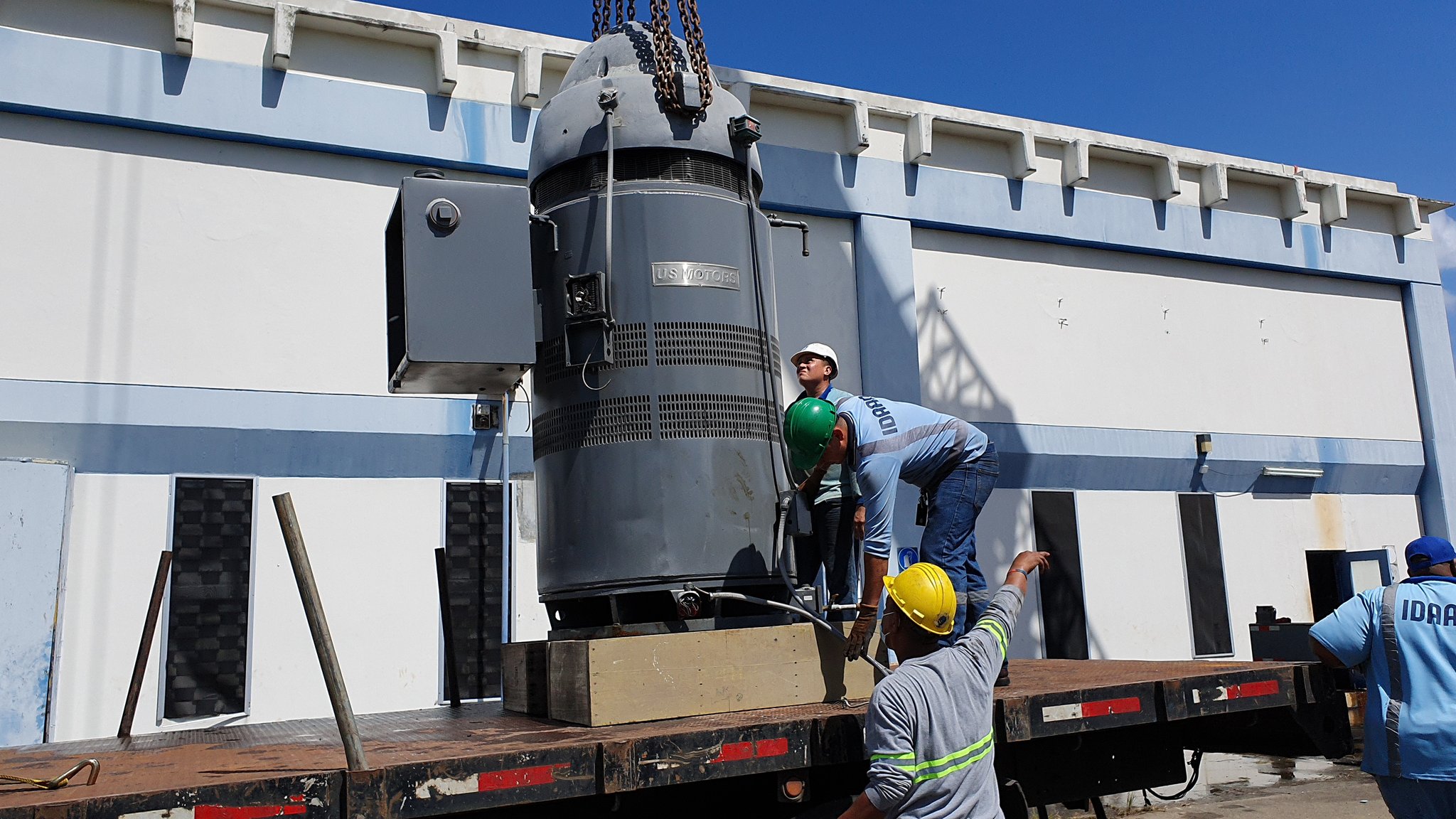 Ayer sábado, personal técnico seguía con labores de reparación y reemplazar el motor. Foto: Cortesía