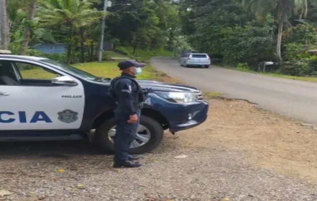 Dos de los atacantes se bajan del auto, mientras que el tercero conduce lentamente, mientras le roban a las personas. Foto: Cortesía