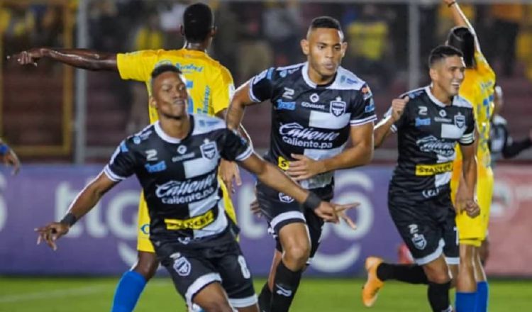 Víctor Medina (izq.) festeja el primer gol de Tauro, ante la mirada de Ismael Díaz y Edwin Aguilar. Foto:@taurofc