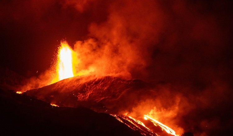 El volcán de Cumbre Vieja, en La Palma, continúa emitiendo lava, que transcurre por las coladas ya establecidas. Foto: EFE