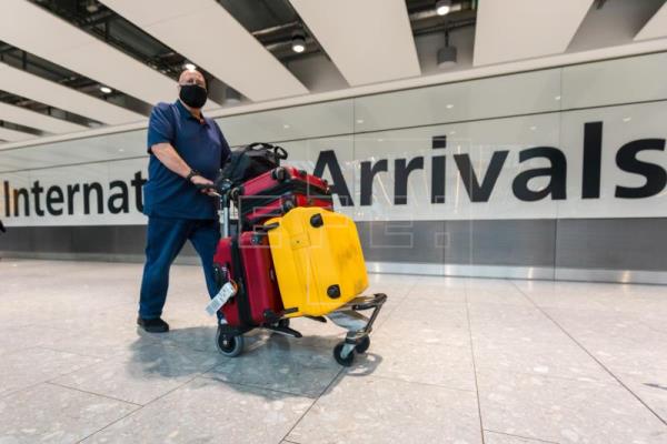 Un pasajero camina por la terminal de llegada del aeropuerto de Heathrow, en el Reino Unido. Foto: EFE