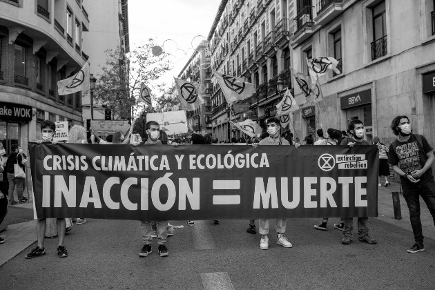 El movimiento 'Extinction Rebellion', denuncia la hipocresía e inacción que impera en las cumbres del clima, en Madrid, a una semana de celebrarse la Conferencia de las Naciones Unidas sobre el Cambio Climático de 2021 (COP26), entre el 31 de octubre y 12 de noviembre. Foto: EFE.