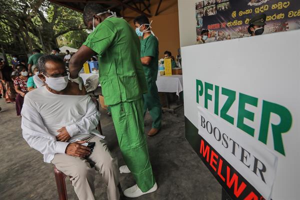 Vacunación con el preparado el Pfizer este martes en Colombo, Sri Lanka. EFE