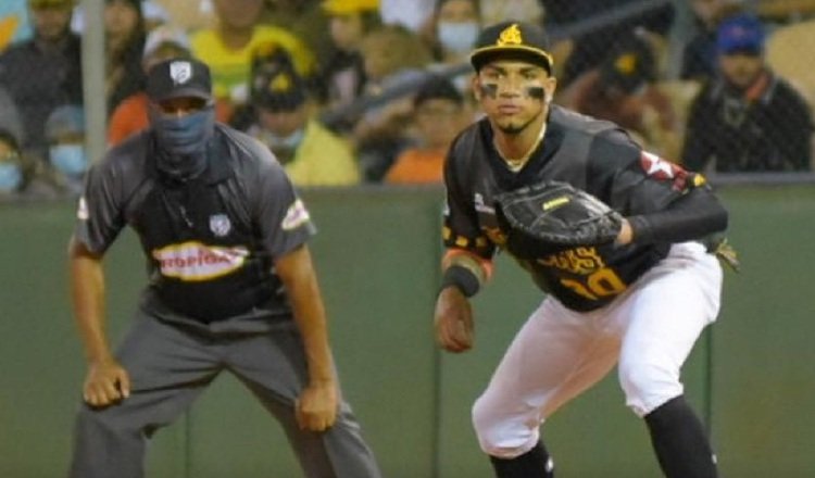 El panameño  Camargo ha  sido utilizado  con bastante regularidad en la primera base en las Águilas. Foto: @aguilascibaenas