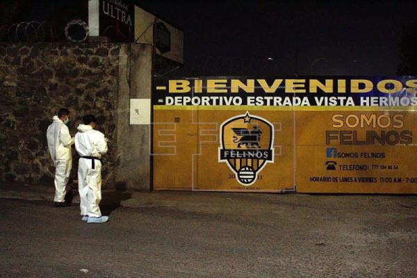 Peritos forenses laboran hoy, en la zona donde fue asesinada la actriz y modelo mexicana,Tania Mendoza, en la ciudad de Cuernavaca, en el estado de Morelos (México). Foto: EFE / Pablo Laín
