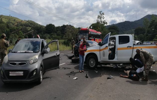 Tres automóviles modelo sedán además de un auto pick-up de la Contraloría General de la República estuvieron involucrados en este accidente. Foto. Eric Montenegro