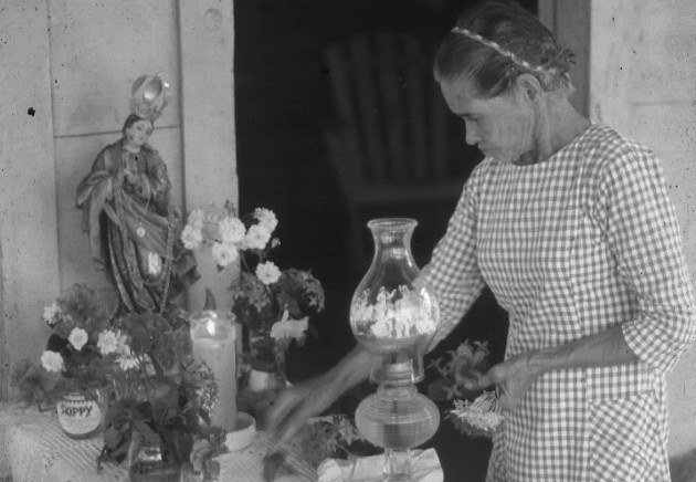Juanita Moreno Caballero adornando la imagen de La Limeña, para la fiesta de la Inmaculada Concepción. Finca Chiriquí Viejo, diciembre  8  de 1976. Foto: Cortesía Stanley Heckadon-Moreno. 