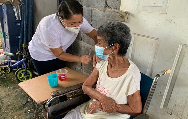 La tercera dosis actualmente se recomienda seis meses después de recibir dos dosis. Foto: Cortesía CSS