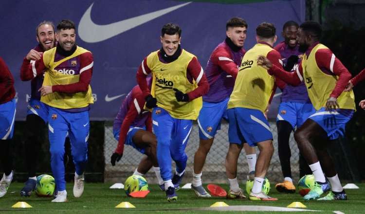 Jugadores del Barcelona durante los entrenamientos. Foto:EFE