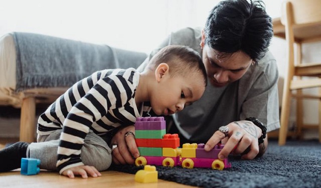 Es importante que los padres participen en los juegos con los niños. Foto:  Ilustrativa / Freepik