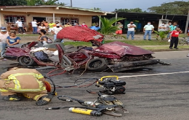 Producto del impacto el vehículo Nissan Sentra quedó destrozado, siendo necesario el uso de equipos especiales para sacar a algunos de sus ocupantes. Foto. José Vásquez