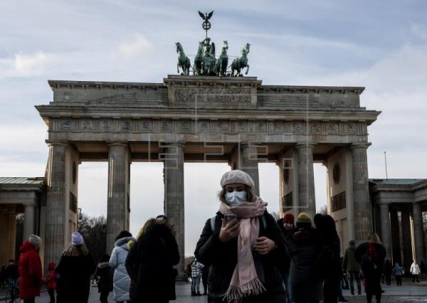 La variante ómicron del coronavirus ha aumentado los casos en Europa. Foto: EFE