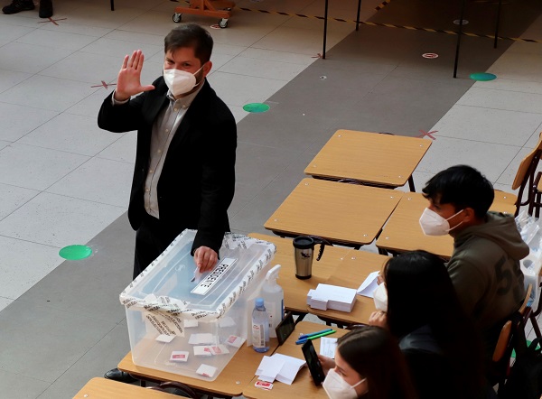 Gabriel Boric vota durante la segunda vuelta de las elecciones presidenciales en Chile. Foto: EFE