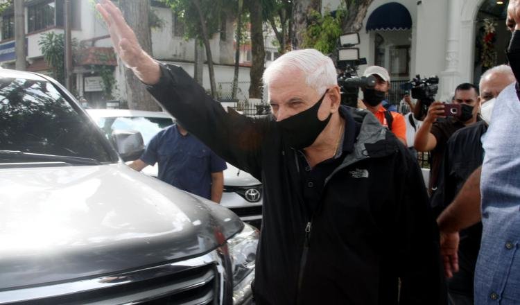 Ricardo Martinelli anunció que  interpondrá sendas acciones civiles contra todas aquellas personas que busquen manchar su nombre. Víctor Arosemena