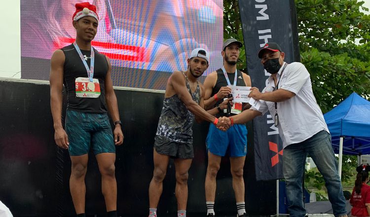 Edwin Camarena, recibe el premio tras los 5 kilómetros. Cortesía