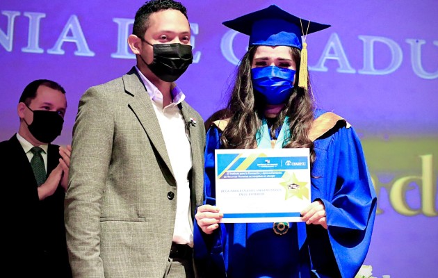 La estudiante Daniela González, primer puesto de honor del Instituto Atenea, está entre las beneficiadas. Foto: Cortesía Ifarhu