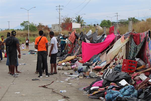 Personal de la Guardia Nacional (GN) desaloja un campamento de migrantes haitianos en la ciudad de Tapachula, estado de Chiapas. EFE