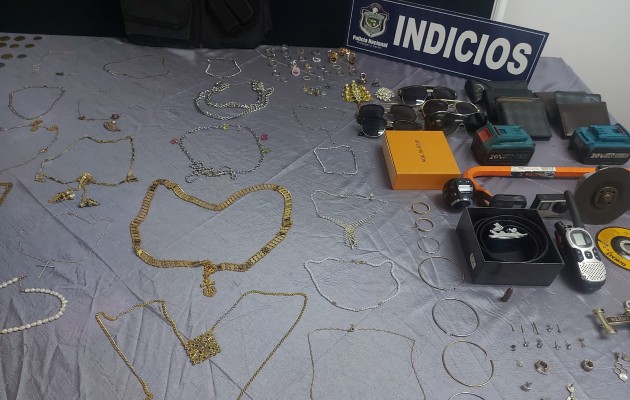  Fueron encontrados teléfonos móviles de alta gama, anillos, brazaletes y collares de oro. Foto: Eric Monenegro