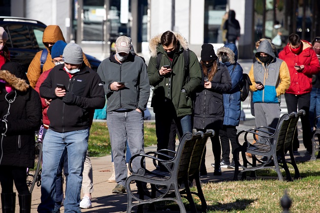 Cientos de personas hacen fila para hacerse una prueba de covid-19 en Columbia, en Washington, DC. Foto: EFE