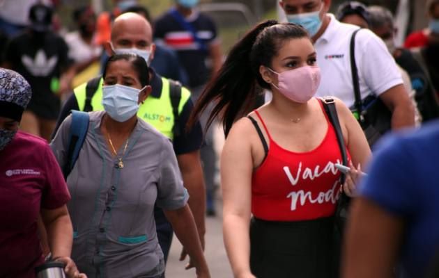 Las autoridades del Minsa instaron a la población a no bajar la guardia y seguir tomando las medidas de bioseguridad, ante la aparición de la variante ómicron en Panamá. Foto: Grupo Epasa