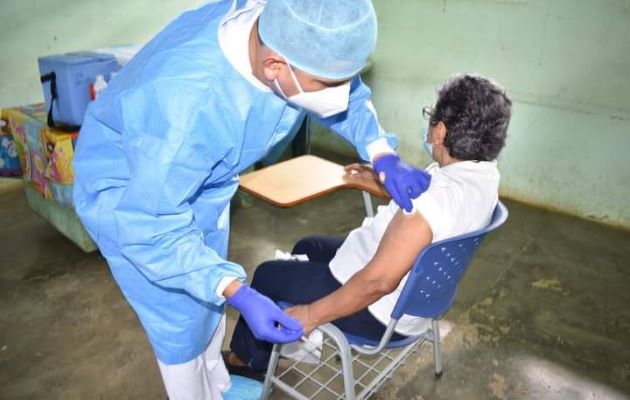 Medida de disminuir el tiempo para colocar la dosis de refuerzo se toma ante la presencia de la variante ómicron en Panamá. Foto: Grupo Epasa