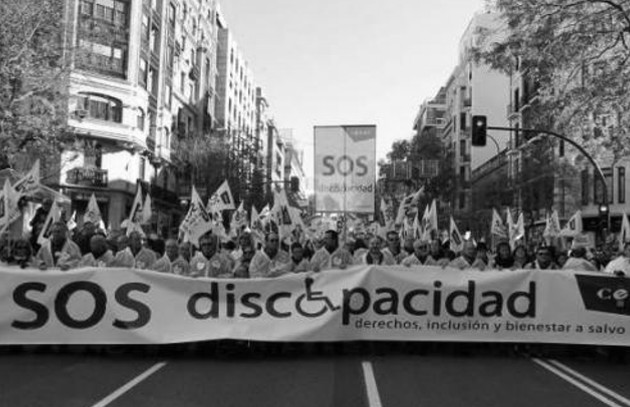 Amigos, familiares y voluntarios solidarios, portamos pancartas, coreábamos consignas atinentes a la Discriminación por el solo hecho de tener una condición diferente, una inclusión mal entendida, la ausencia de Educación inclusiva. Foto: EFE.