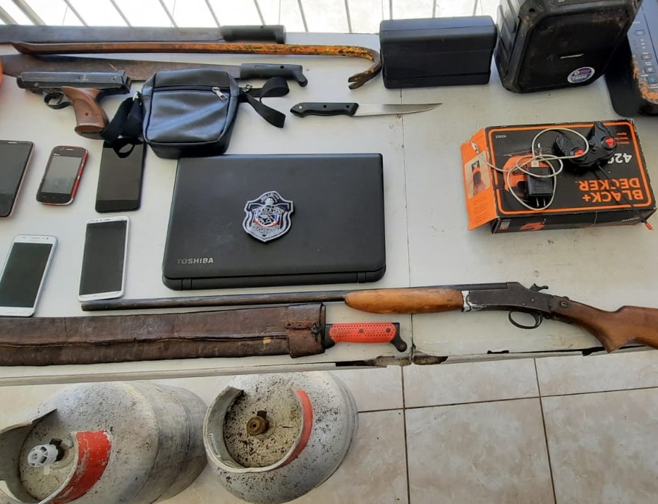 Se incautaron celulares, tanque de gas, una escopeta, computadora y otros artículos. Foto: Eric A. Montenegro