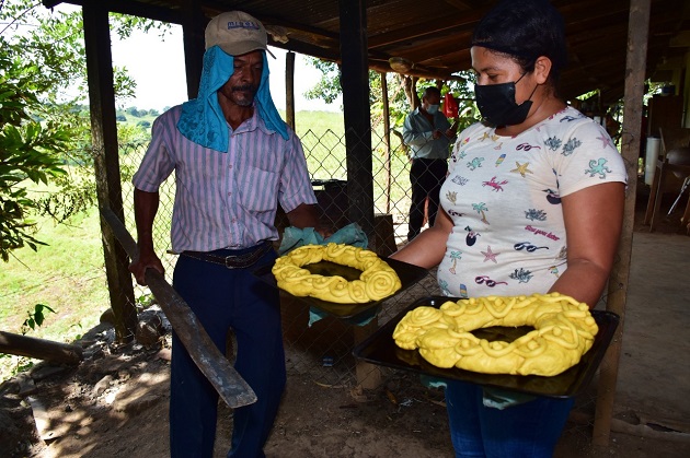 Por cuestiones de sabor, Genaro Córdoba prefiere que sea el calor del barro que les dé forma y sabor a sus roscas. Fotos: Cortesía Mides