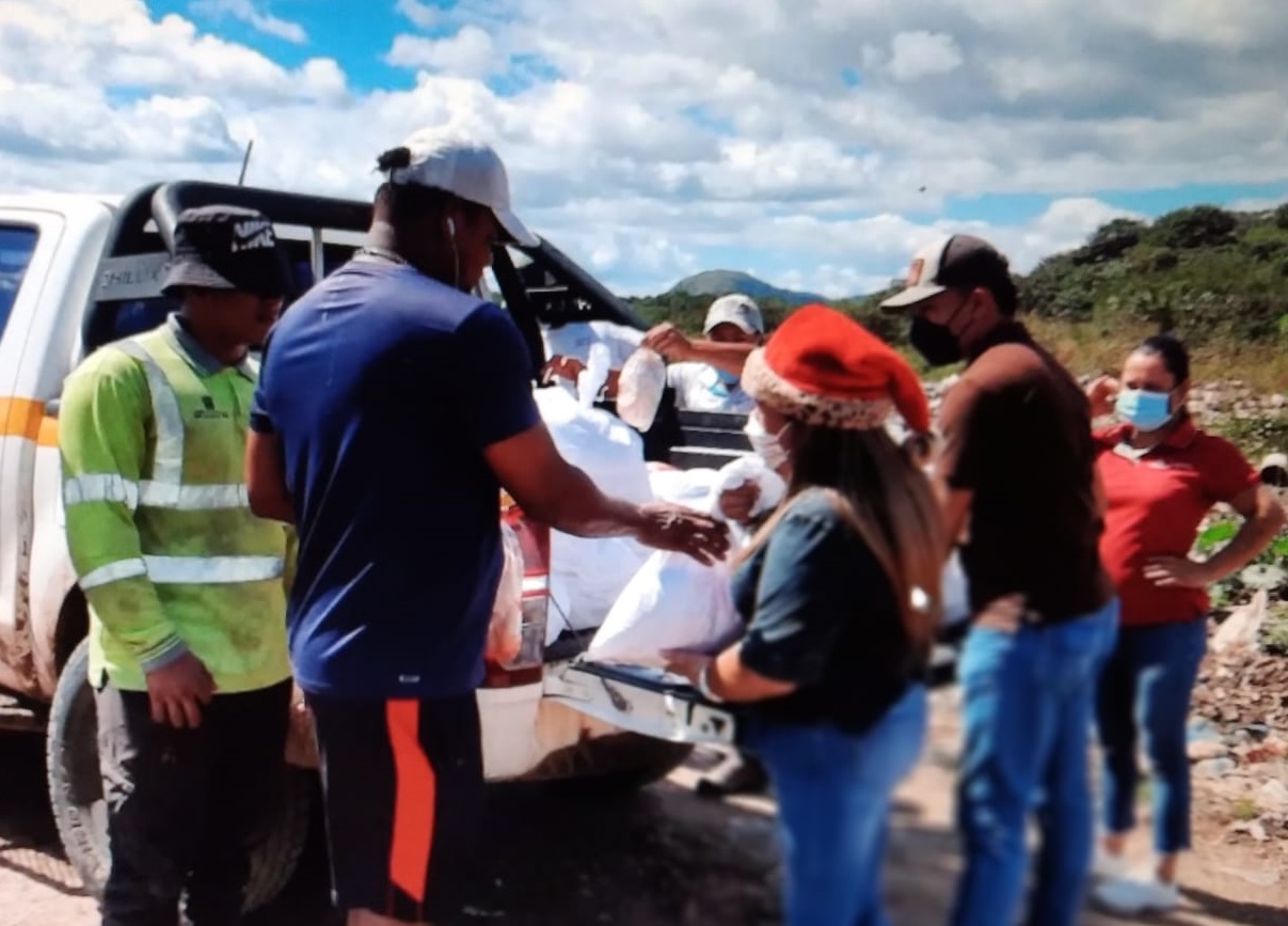 Los pepenadores agradecieron el gesto de las autoridades regionales del Mides. Foto: Melquiades Vásquez