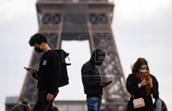 La tasa de incidencia semanal en Francia repuntó hasta los 597.8 casos por cada 100,000 habitantes. Foto: EFE